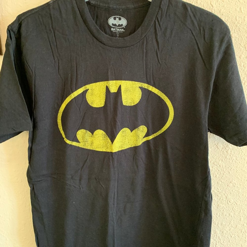 Batman DC Comics Adult size Small Black Tshirt with Batman Graphics